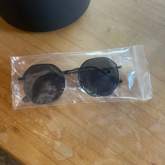 Stylish Black Aviator Sunglasses - Picture 6 of 7